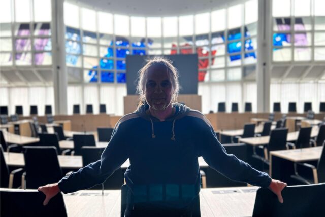 Utz Kowalewski im Gegenlicht des Ratssaals: Der Vorsitzende der Fraktion Linke+ im Dortmunder Rat ist einer der großen Strippenzieher im Stadtparlament.
