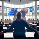 Utz Kowalewski im Gegenlicht des Ratssaals: Der Vorsitzende der Fraktion Linke+ im Dortmunder Rat ist einer der großen Strippenzieher im Stadtparlament.