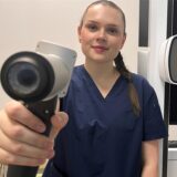 Diplom-Kosmetikerin Rabea Wien in der Hautarztpraxis von Dr. Nima Nasserani in Kamen. Sie zeigt einen Handscanner, den sie bei der KI-unterstützten Hautkrebsvorsorge einsetzt.