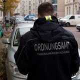 Ein Mitarbeiter des Ordnungsamtes kontrolliert Falschparker (Symbolbild)