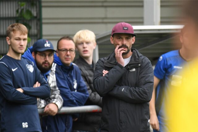 Björn Goede (vorne rechts), Coach des FC Frohlinde III.