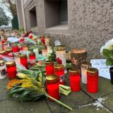 Vor dem Wohnhaus der getöteten Rita (71) in Hillen haben Menschen Grabkerzen, Blumen und Bonbons niedergelegt.