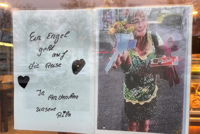 Im Schaufenster der Bäckerei Hövelmann an der Castroper Straße hängt neben einem Foto der mutmaßlich ermordeten Rita (71) aus Recklinghausen-Hillen ein Zettel, auf den jemand „Ein Engel geht auf die Reise. In Andenken an unsere Rita“ geschrieben hat.