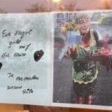 Im Schaufenster der Bäckerei Hövelmann an der Castroper Straße hängt neben einem Foto der mutmaßlich ermordeten Rita (71) aus Recklinghausen-Hillen ein Zettel, auf den jemand „Ein Engel geht auf die Reise. In Andenken an unsere Rita“ geschrieben hat.