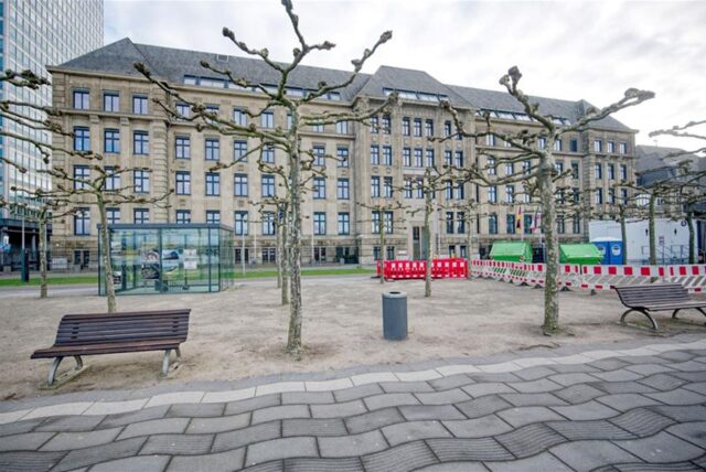 Das Gebäude der Staatskanzlei von Nordrhein-Westfalen gesehen von der dem Rhein zugewandten Seite.