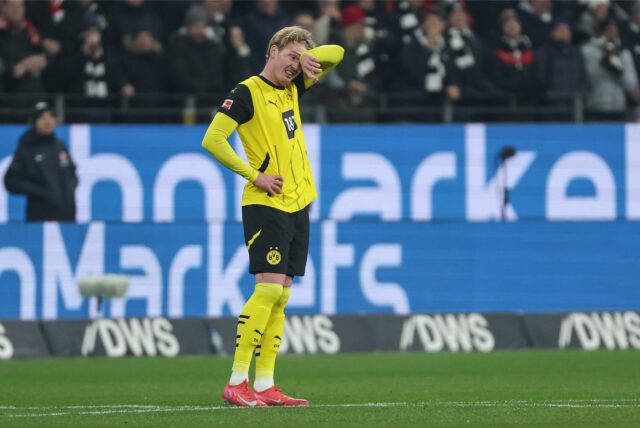 Julian Brandt fasst sich an den Kopf.