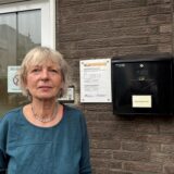 Verena Lillge, Psychiaterin bei der Drogenhilfe DROB Recklinghausen Ostvest, steht neben der Eingangstür der Einrichtung am Kaiserwall in Recklinghausen.