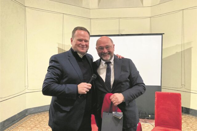 Frank Schwabe bedankt sich bei Martin Schulz für seinen Europa-Vortrag.