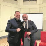 Frank Schwabe bedankt sich bei Martin Schulz für seinen Europa-Vortrag.