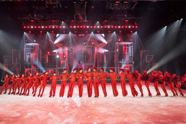Die berühmte Eisspirale dreht sich in der neuen Show „Horizons“ von „Holiday on Ice“ in einer Cabaret-Szene.