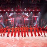 Die berühmte Eisspirale dreht sich in der neuen Show „Horizons“ von „Holiday on Ice“ in einer Cabaret-Szene.