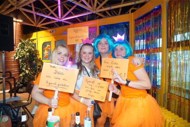 Freundinnen, verkleidet als Aperol Sprit Getränke.