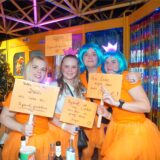Freundinnen, verkleidet als Aperol Sprit Getränke.
