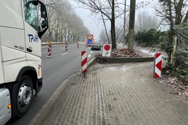 Ein Bauarbeiter arbeitet während einer Sperrung auf der B1 in Dortmund mit einem Presslufthammer.