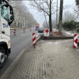 Ein Bauarbeiter arbeitet während einer Sperrung auf der B1 in Dortmund mit einem Presslufthammer.