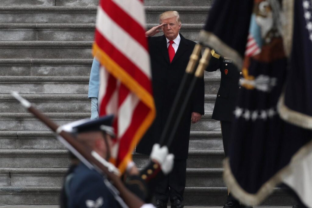 Der neue US-Präsident Donald Trump salutiert einer militärischen Ehrengarde während seiner Amtseinführung am 20.01.2017 von den Stufen des Kapitols in Washington (USA). Der neue US-Präsident Donald Trump salutiert einer militärischen Ehrengarde während seiner Amtseinführung am 20.01.2017 von den Stufen des Kapitols in Washington (USA).