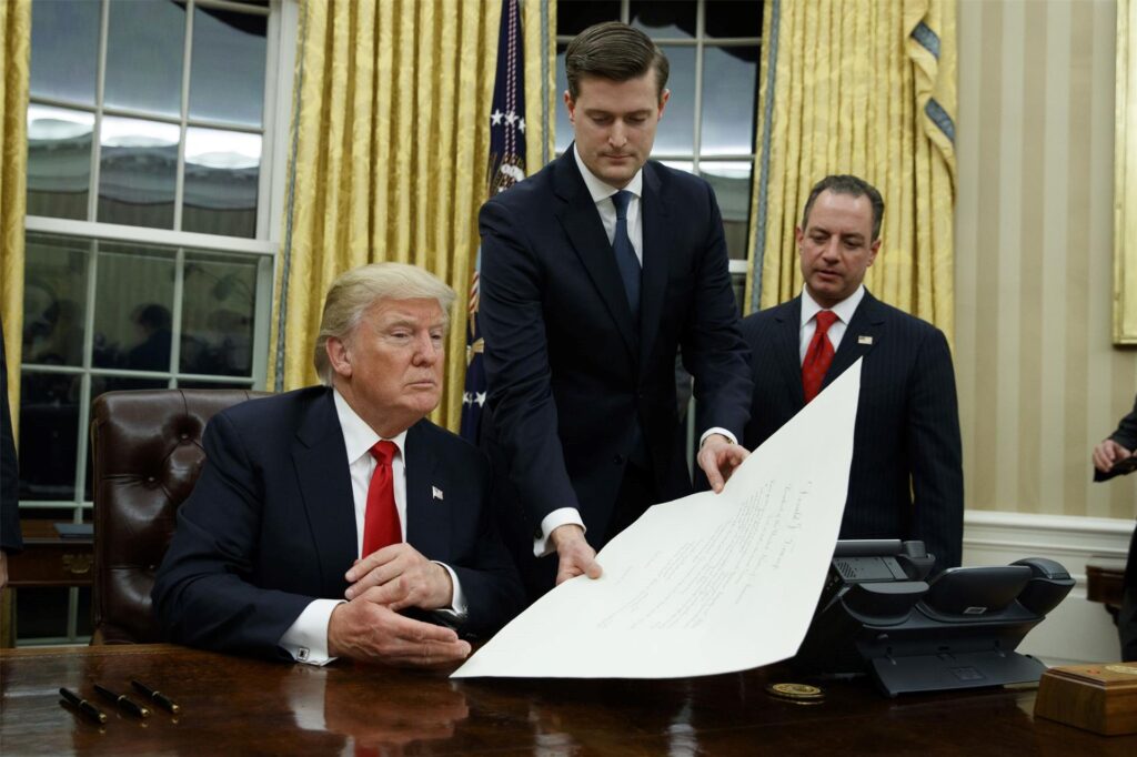 Staatssekretär Rob Porter (M) legt dem neuen US-Präsidenten Donald Trump (l) am 20.01.2017 nach der Amtsübernahme im Oval Office des Weißen Hauses in Washington (USA) die Ernennungsurkunde für den neuen Verteidigungsminister Mattis zur Unterzeichnung auf den Tisch - rechts Stabschef Reince Priebus. Staatssekretär Rob Porter (M) legt dem neuen US-Präsidenten Donald Trump (l) am 20.01.2017 nach der Amtsübernahme im Oval Office des Weißen Hauses in Washington (USA) die Ernennungsurkunde für den neuen Verteidigungsminister Mattis zur Unterzeichnung auf den Tisch - rechts Stabschef Reince Priebus.