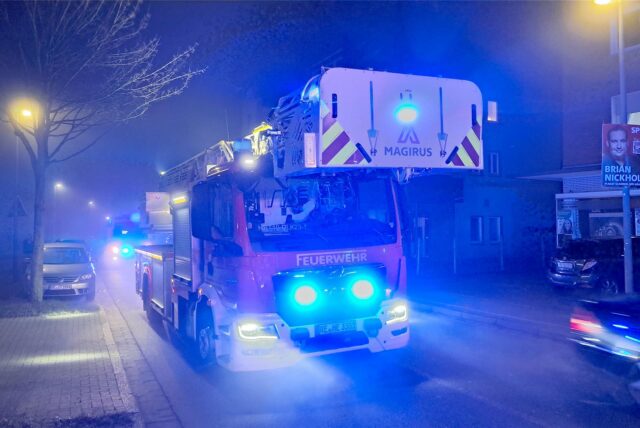 Ein Drehleiterwagen der Hertener Feuerwehr steht auf der Feldstraße.
