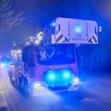 Ein Drehleiterwagen der Hertener Feuerwehr steht auf der Feldstraße.