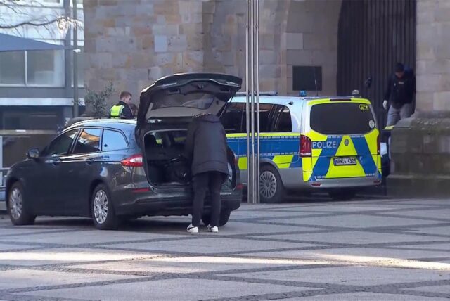 Polizisten untersuchen den Fundort einer männlichen Leiche an der Reinoldikirche in Dortmund.