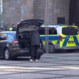 Polizisten untersuchen den Fundort einer männlichen Leiche an der Reinoldikirche in Dortmund.