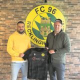 Oliver Ridder und Cihan Yilmaz halten ein FC-96-Trikot in die Kamera
