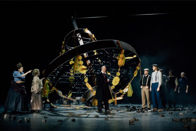 Das Oberhausener „Kazimira“-Ensemble vor dem riesigen Bernstein-Kronleuchter
