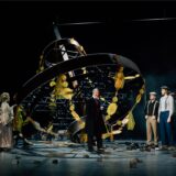 Das Oberhausener „Kazimira“-Ensemble vor dem riesigen Bernstein-Kronleuchter