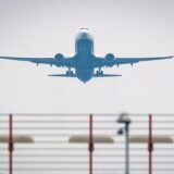 Flugzeug landet am Flughafen Dortmund.