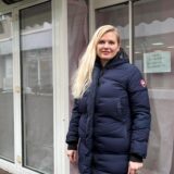 Café-Inhaberin Jessica Hildebrand steht vor den verhangenen Fenstern ihres Café „Yam“ in der Recklinghäuser Innenstadt.
