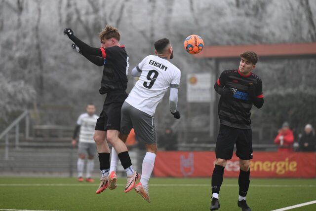 Dreikampf um den Ball: (v.l.) Torschütze Keanu Konschak, Bertlichs Burak Ergün und Matti Goidke.