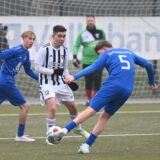 Luis Schappacher (Nummer 5) traf im Testspiel gegen Justin Benedikt (weißes Trikot) und Gastgeber SC Marl-Hamm zum 4:0 für den TuS Sythen, Jamie Brosterhaus (l.) gelang ein Doppelpack (12., 45.).
