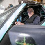 Uwe Lehnert aus Gladbeck sitzt am Steuer eines türkisfarbenen Autos