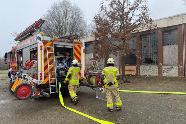 Feuerwehrleute stehen vor einem brennenden Gebäude im Dorstener Stadtteil Holsterhausen an der Bismarckstraße.