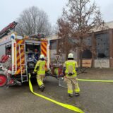 Feuerwehrleute stehen vor einem brennenden Gebäude im Dorstener Stadtteil Holsterhausen an der Bismarckstraße.