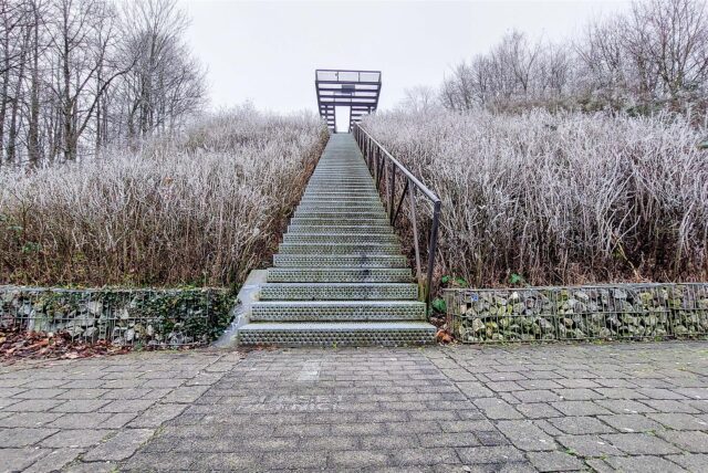 Metallstufen führen zu einer Aussichtsplattform auf der Halde Hoheward in Herten.
