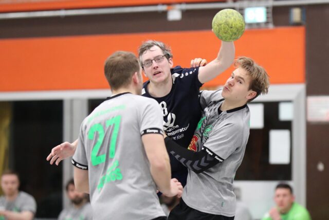 Kevin Polnik (schwarzes Trikot) konnte trotz zehn Treffern die Niederlage seiner HSG RE/OE nicht verhindern.