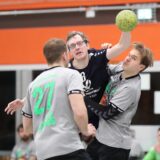 Kevin Polnik (schwarzes Trikot) konnte trotz zehn Treffern die Niederlage seiner HSG RE/OE nicht verhindern.