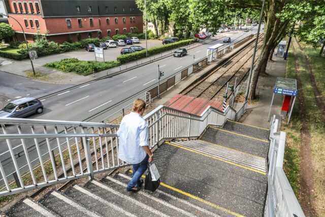 Brücke mit langer Treppe an der B1.