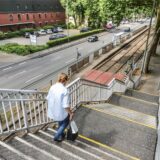 Brücke mit langer Treppe an der B1.