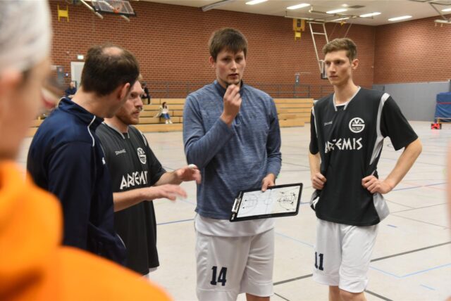 Auszeit der der Basketballer des GV Waltrop um Spielertrainer Timo Volk (M.)