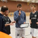 Auszeit der der Basketballer des GV Waltrop um Spielertrainer Timo Volk (M.)