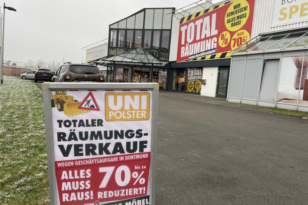 Ein Aufsteller vor dem Möbelhaus Uni Polster weist auf den großen Räumungsverkauf in Dortmund-Dorstfeld hin. Ein Aufsteller vor dem Möbelhaus Uni Polster weist auf den großen Räumungsverkauf in Dortmund-Dorstfeld hin.