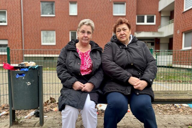 Die überquellenden Mülleimer am Spielplatz sind eins von zahllosen Problemen, die Martina Englisch und Silvia Friedel bemängeln.