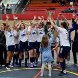 Hände und Pokal hoch: Vanessa Kniszewski präsentiert ihren jubelnden Kolleginnen vom 1. FFC Recklinghausen die Trophäe – und lässt den goldenen Deckel auf den Boden plumpsen.