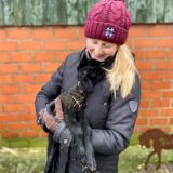 Nadine Stockhofe hält ein schwarzes Lamm im Arm