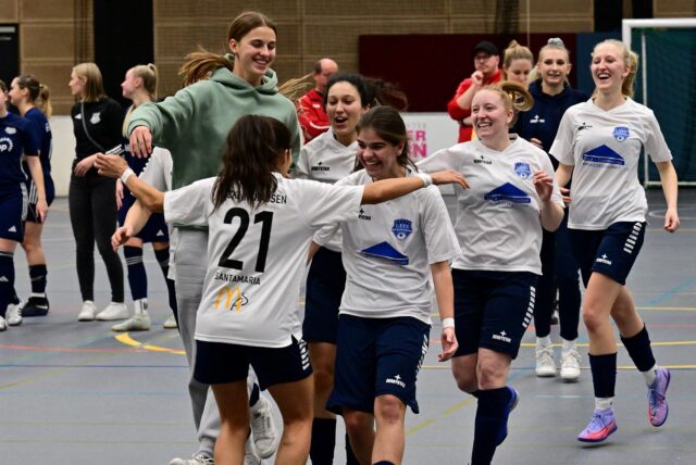 Der Ball ist drin: Die Spielerinnen des 1. FFC Recklinghausen freuen sich nach dem entscheidenden Neunmeter im Finale.