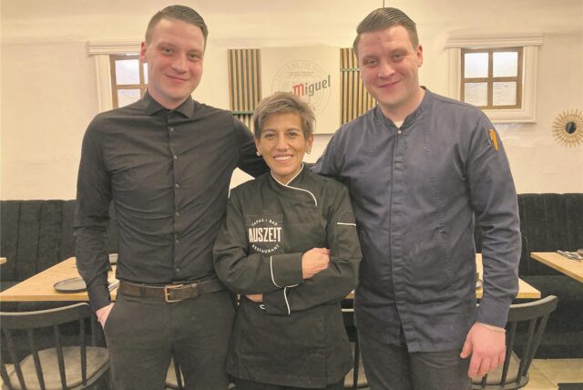 Die Burbaum-Zwillinge Bastian und Dustin nehmen „Auszeit“-Köchin Diana Nutio in die Mitte.