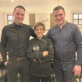 Die Burbaum-Zwillinge Bastian und Dustin nehmen „Auszeit“-Köchin Diana Nutio in die Mitte.