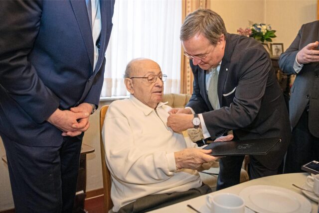 Der frühere NRW-Ministerpräsident Armin Laschet verlieh Rolf Abrahamsohn 2020 in Marl den Verdienstorden des Landes. (Archiv)